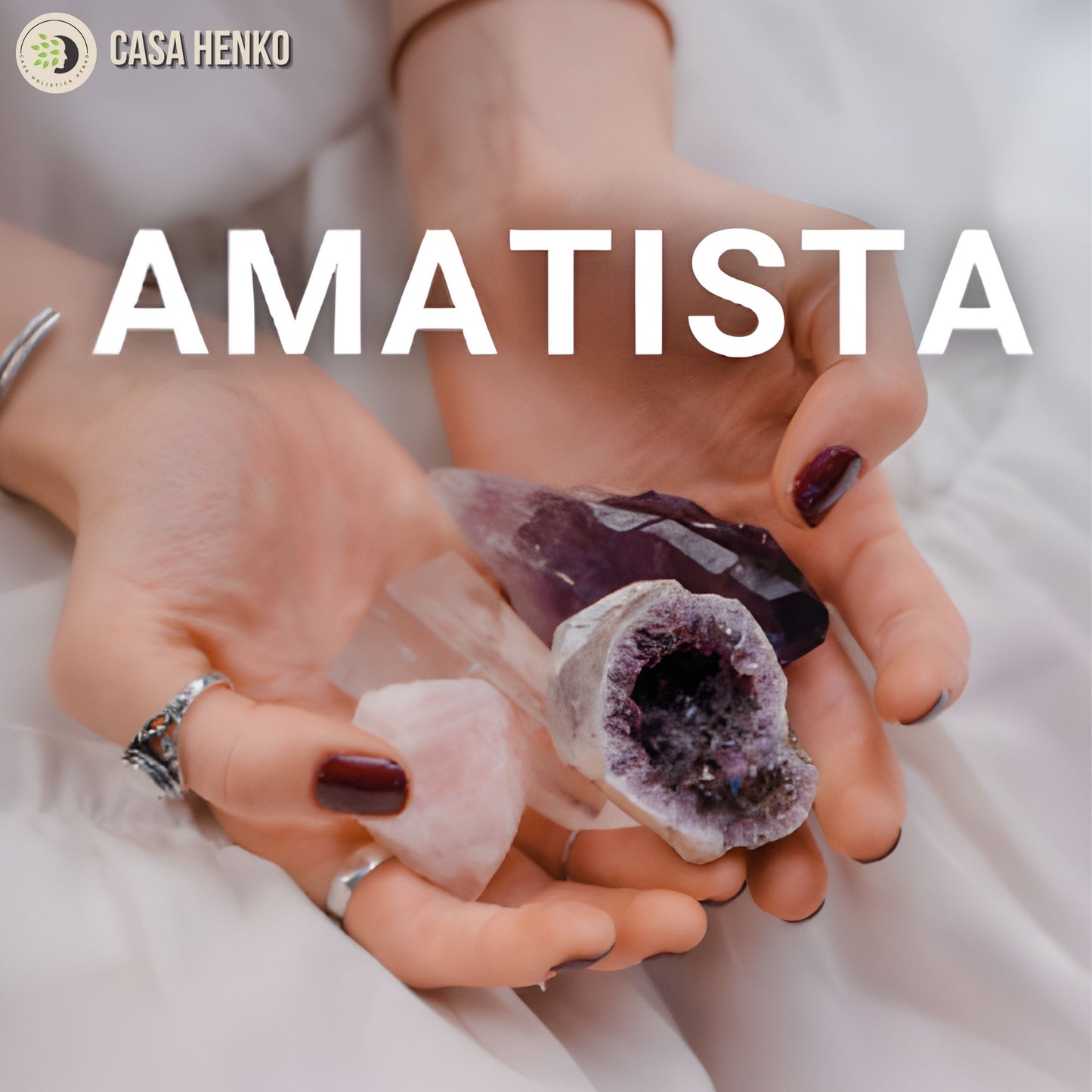Amatista natural en manos, cristal violeta pulido y geoda de amatista utilizada en prácticas de meditación y armonización energética.