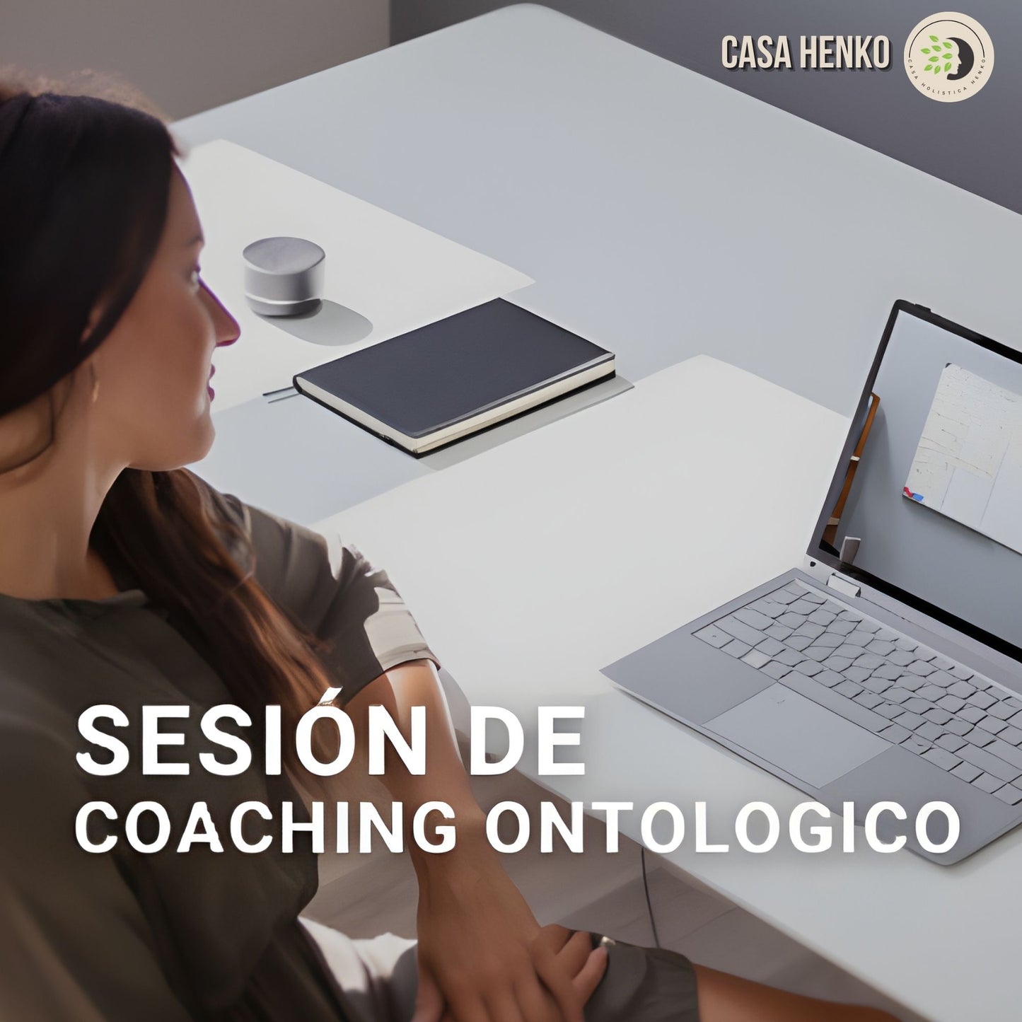 Mujer sentada frente a una notebook en videollamada, imagen promocional de sesión de coaching ontológico online de Casa Henko.