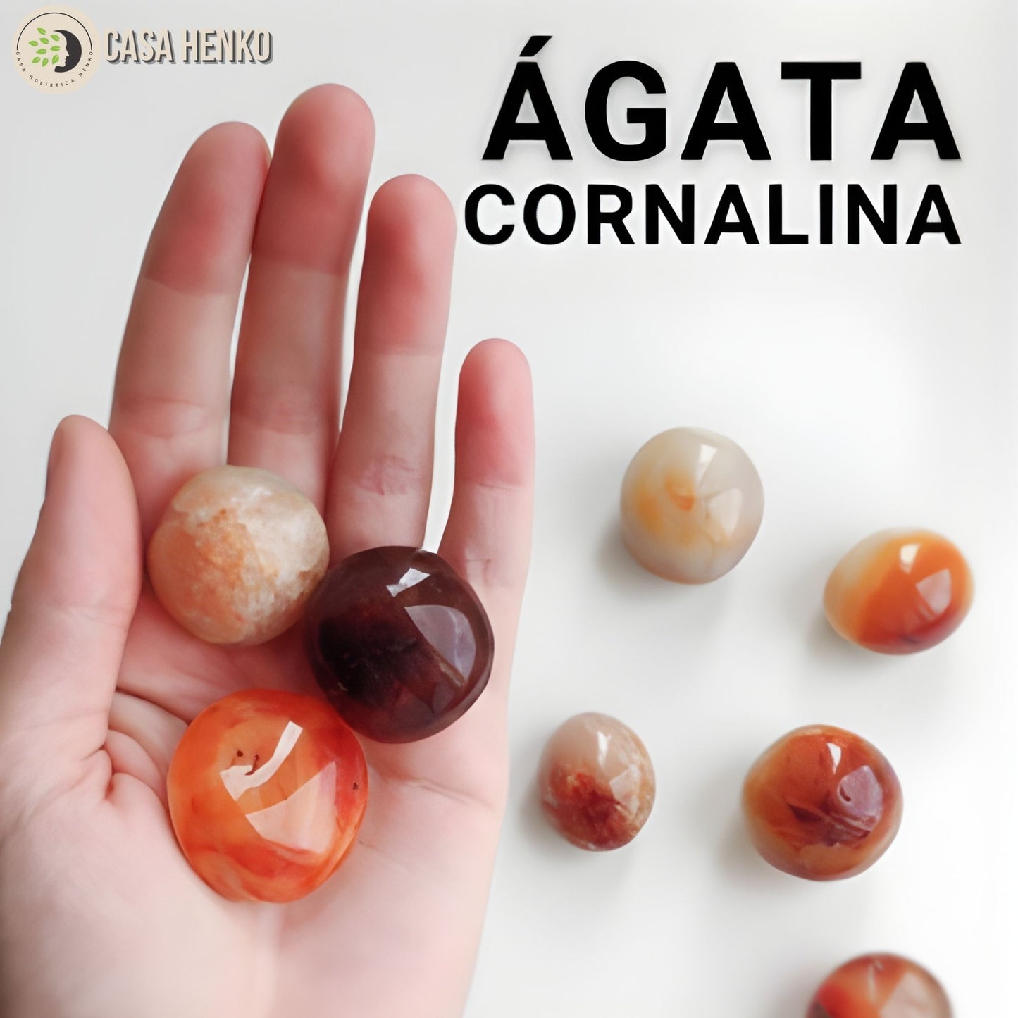 Ágata cornalina pulida en mano, piedras de tonos naranja y rojizos utilizadas en prácticas energéticas y decoración espiritual.