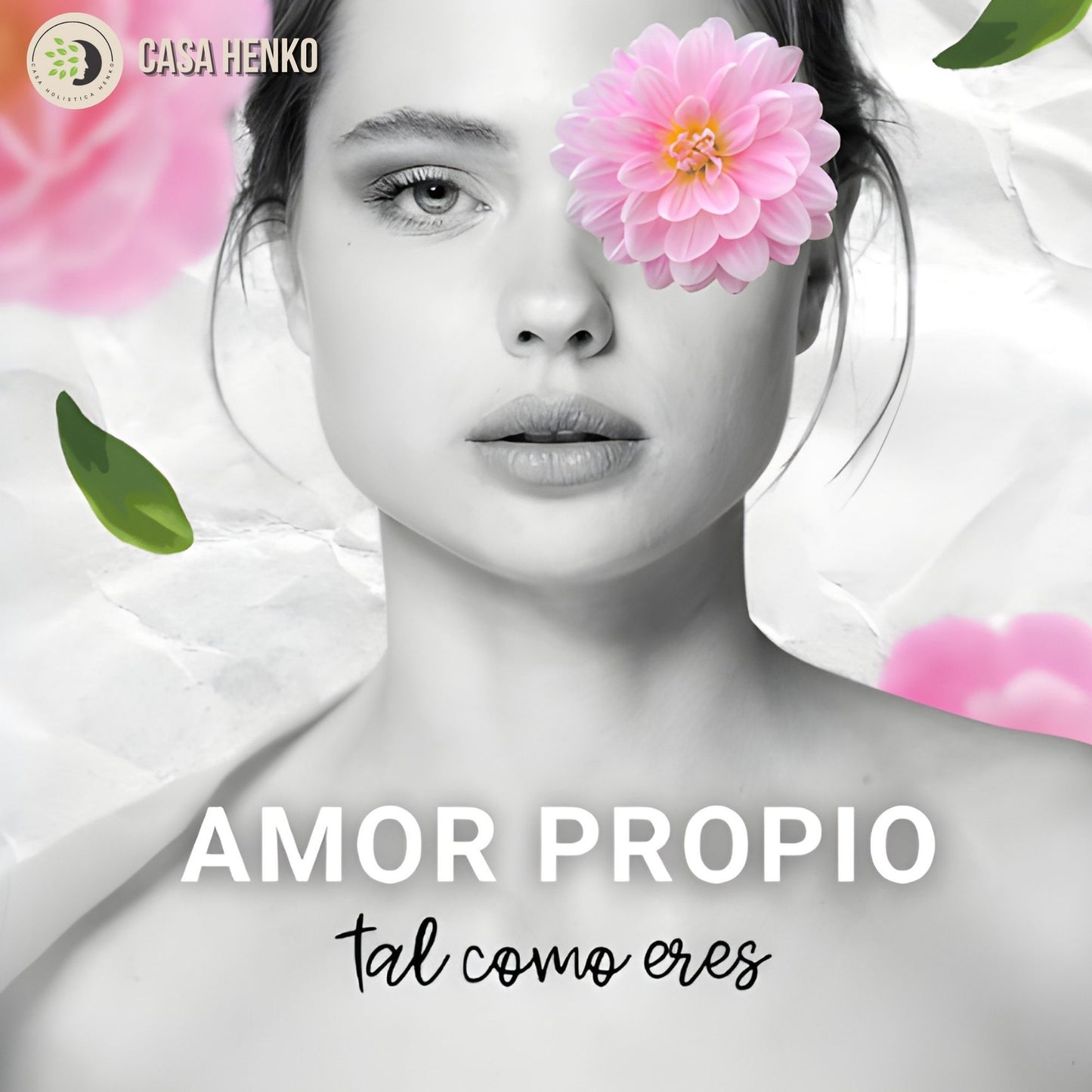 Retrato en blanco y negro de una mujer con una flor rosa cubriendo uno de sus ojos, simbolizando autoestima y aceptación personal.