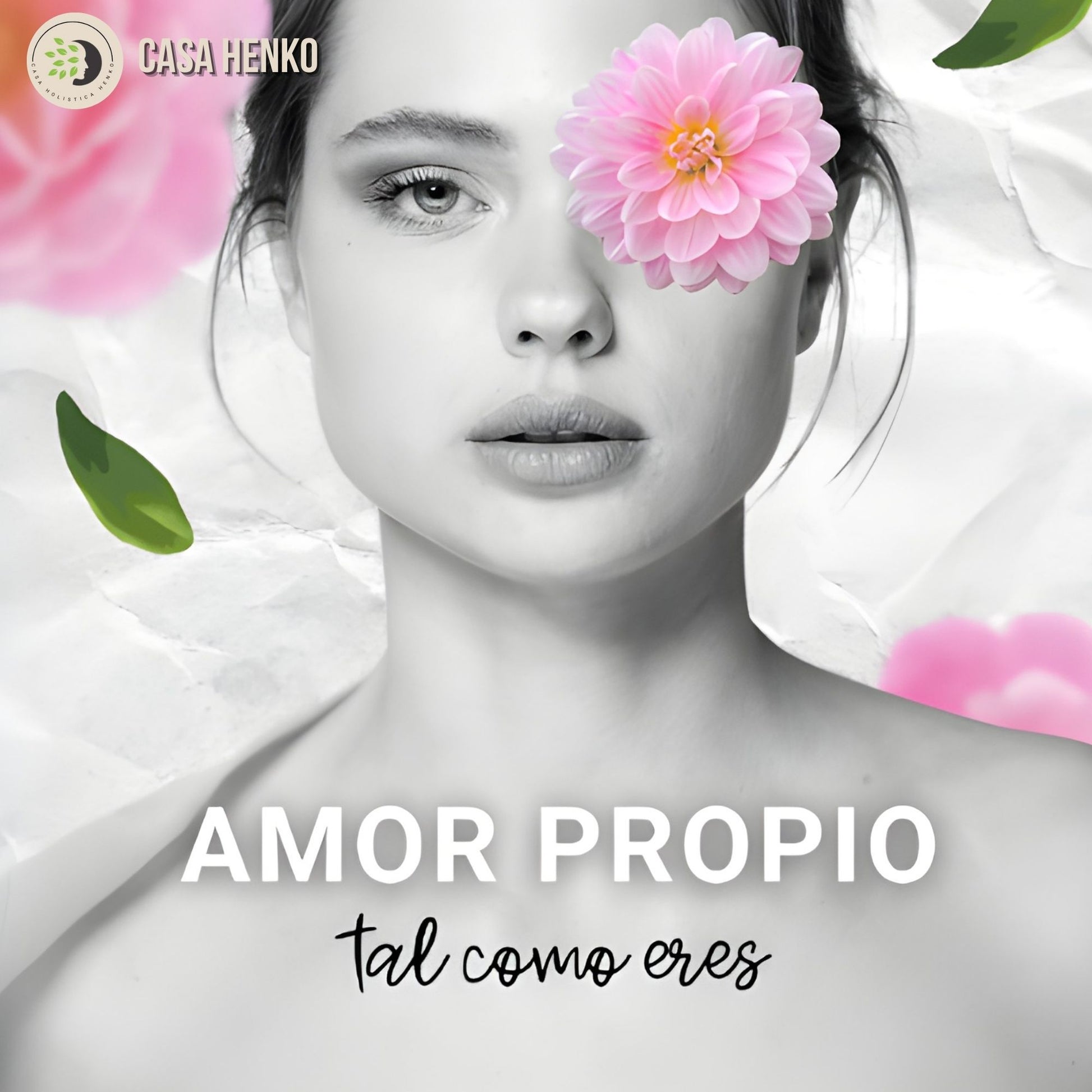 Retrato en blanco y negro de una mujer con una flor rosa cubriendo uno de sus ojos, simbolizando autoestima y aceptación personal.