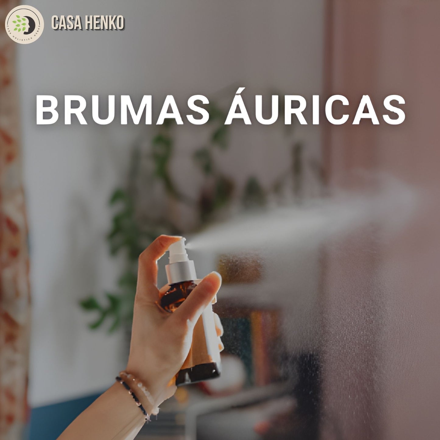 Mano aplicando bruma áurica en spray desde frasco de vidrio ámbar en ambiente interior relajante.
