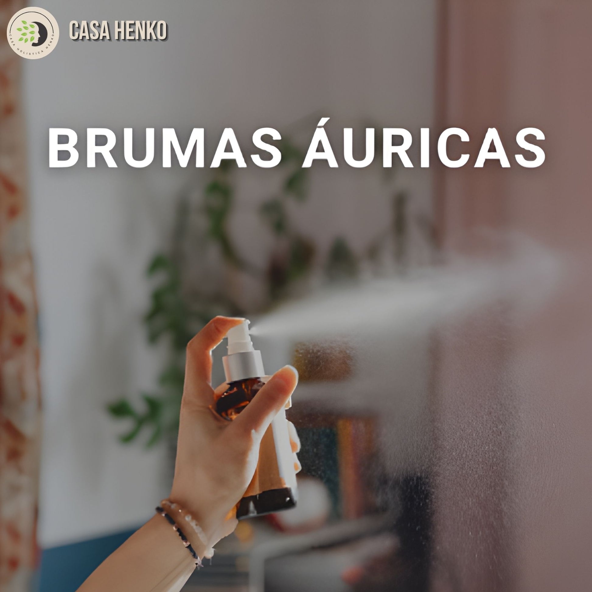 Mano aplicando bruma áurica en spray desde frasco de vidrio ámbar en ambiente interior relajante.
