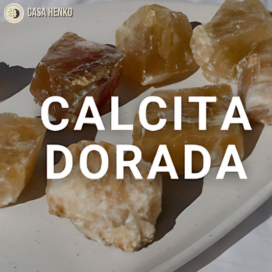 Calcita dorada natural en bruto sobre superficie blanca, piedra de tonalidad miel utilizada en prácticas energéticas y decoración holística.