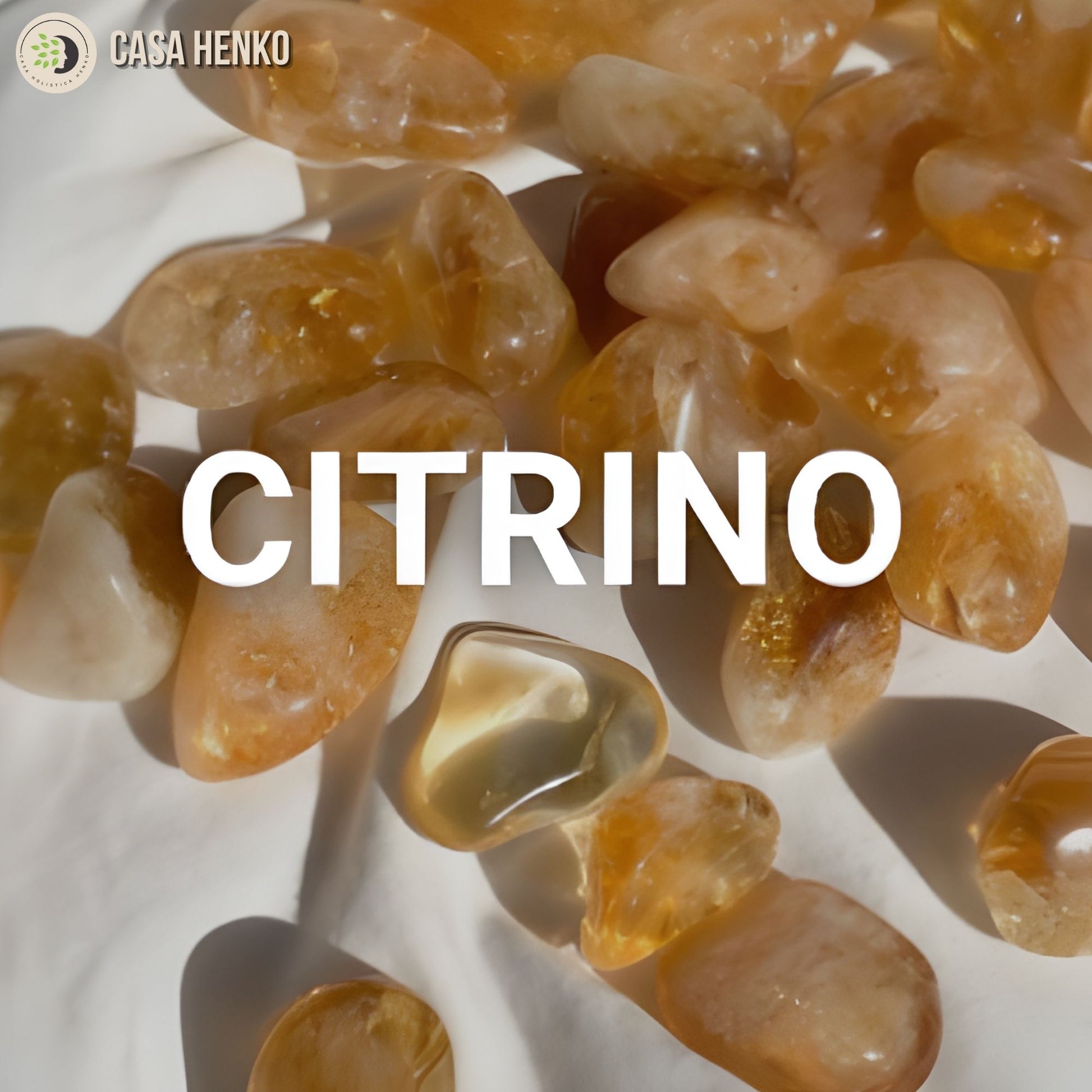 Piedras pulidas de citrino natural en tonos amarillo dorado sobre fondo claro