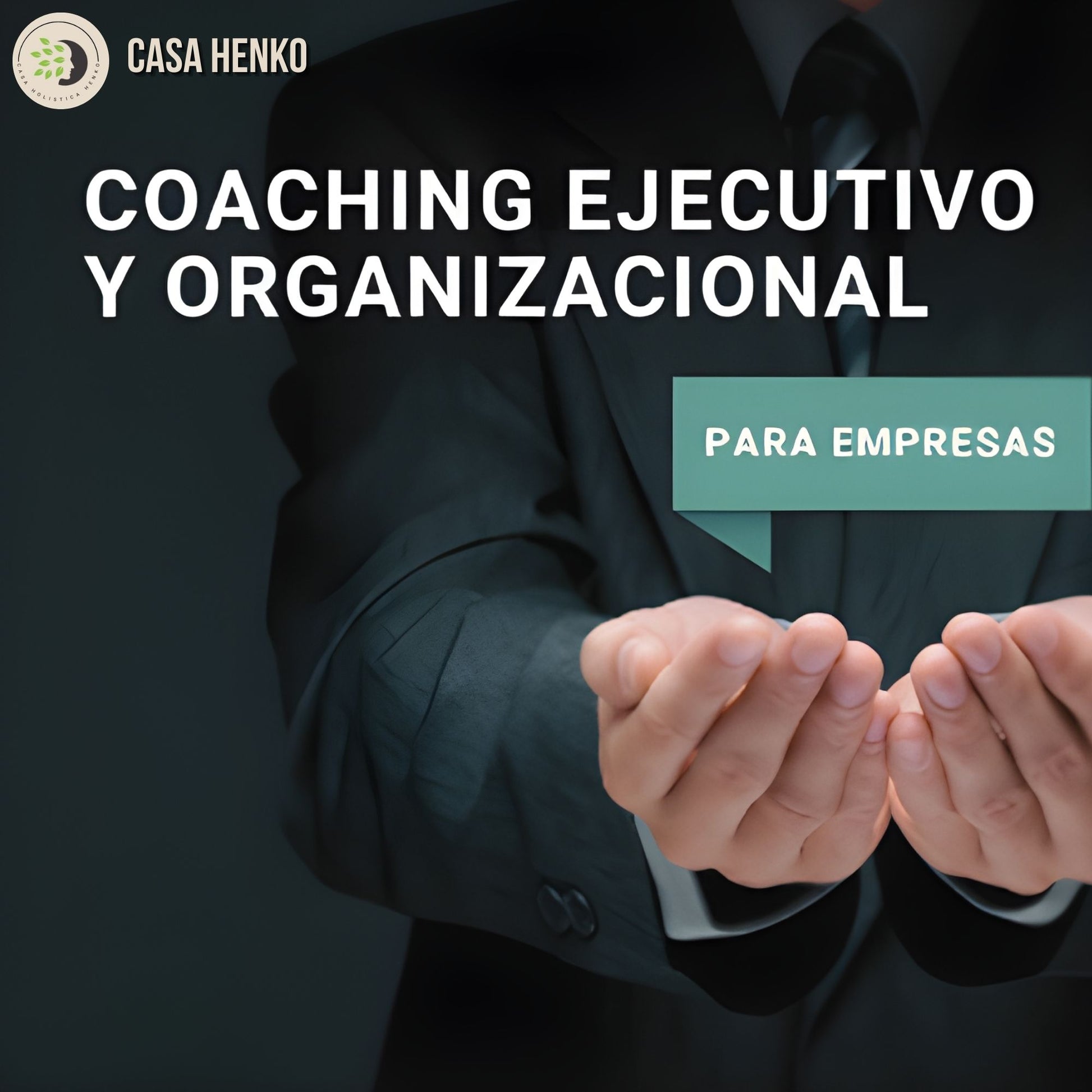 Persona con traje sosteniendo las manos abiertas, imagen promocional de coaching ejecutivo y organizacional para empresas, Casa Henko.