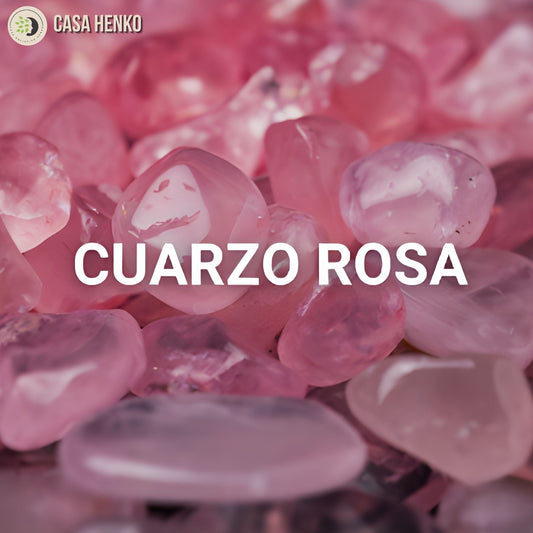 Cuarzo rosa pulido en piedras pequeñas, cristal natural de tono rosado utilizado en decoración y bienestar energético.