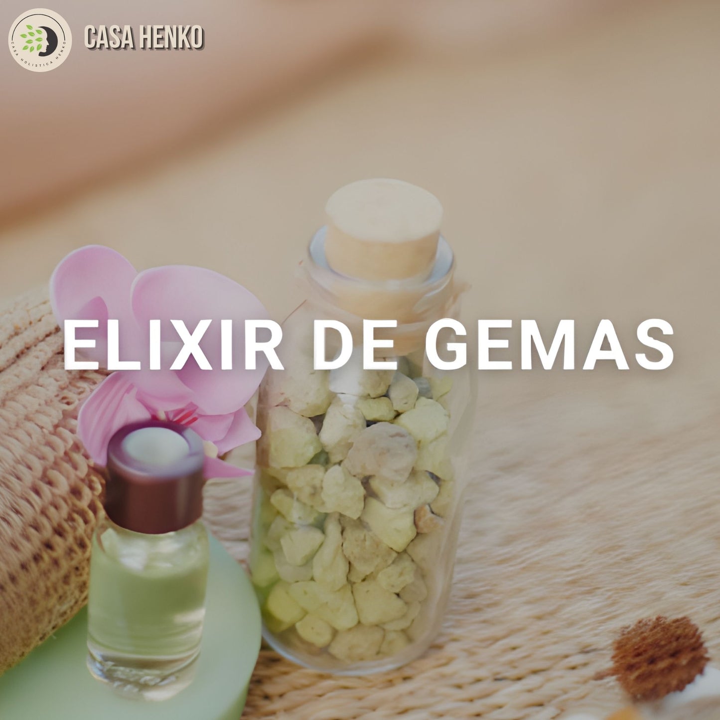 Frasco de vidrio con gemas claras y aceite natural sobre superficie de mimbre, producto elixir de gemas Casa Henko.