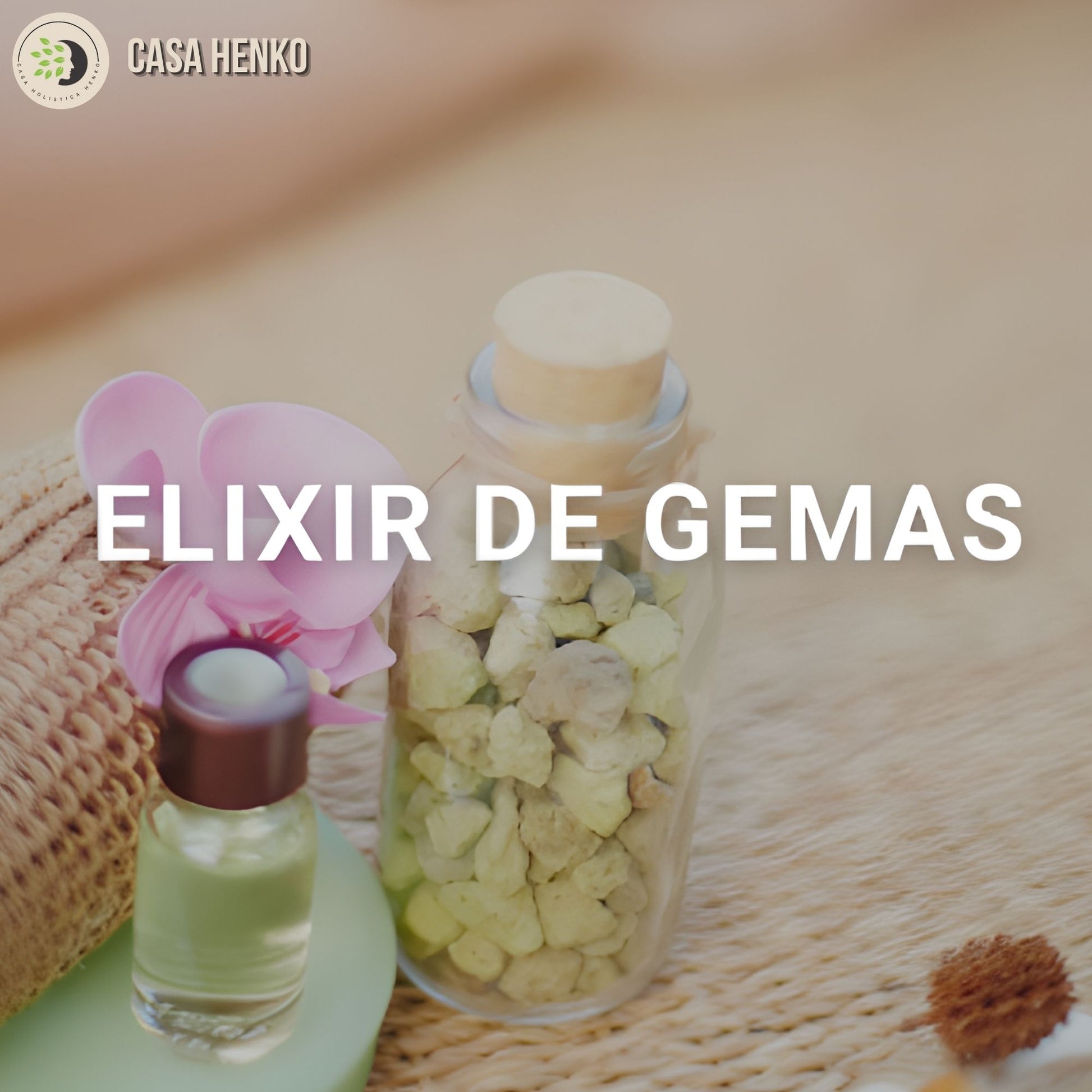 Frasco de vidrio con gemas claras y aceite natural sobre superficie de mimbre, producto elixir de gemas Casa Henko.