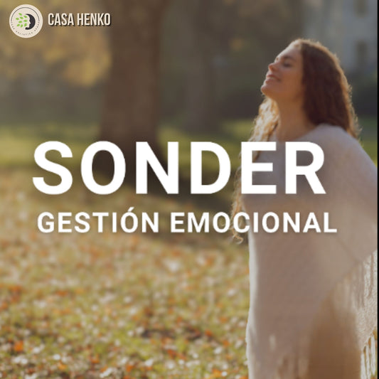 Mujer respirando profundamente al aire libre en un parque otoñal, representando bienestar y equilibrio emocional.