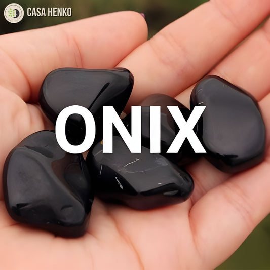 Piedras de ónix negro pulido en mano, cristal de protección energética