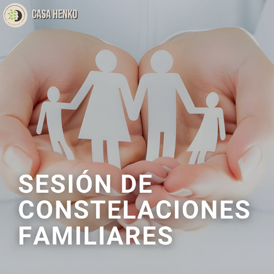 Manos sosteniendo figuras blancas de una familia (padres e hijos), imagen promocional de sesión de constelaciones familiares de Casa Henko.