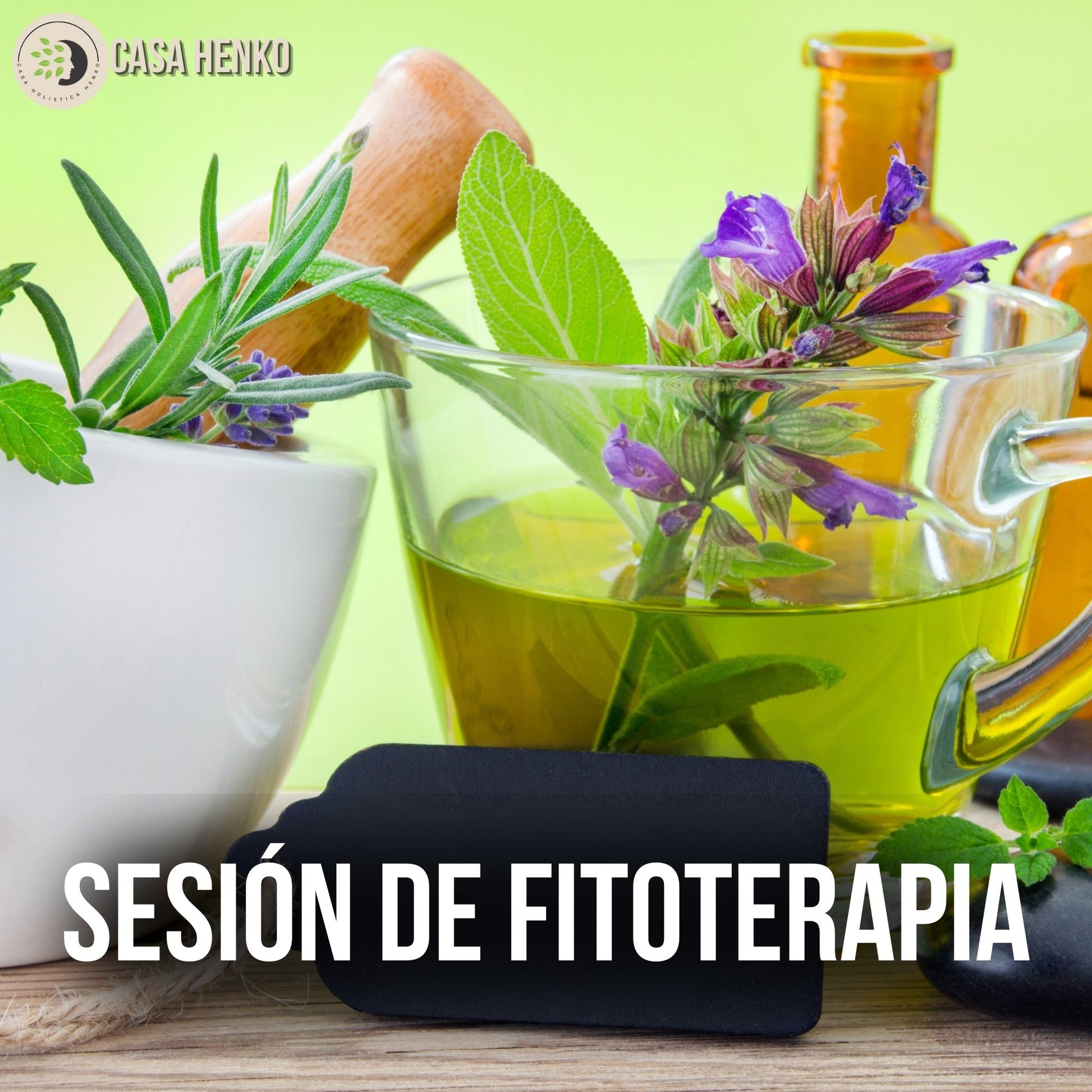 Sesión de fitoterapia con infusión de hierbas medicinales frescas, mortero y frasco de extracto natural sobre mesa de madera.