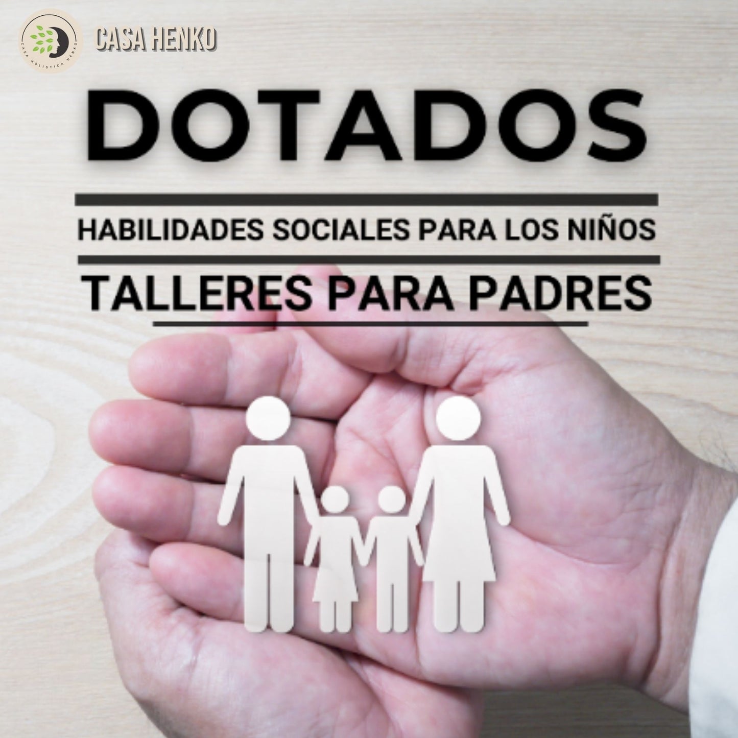 Manos sosteniendo figuras de una familia simbolizando acompañamiento y desarrollo de habilidades sociales en niños.