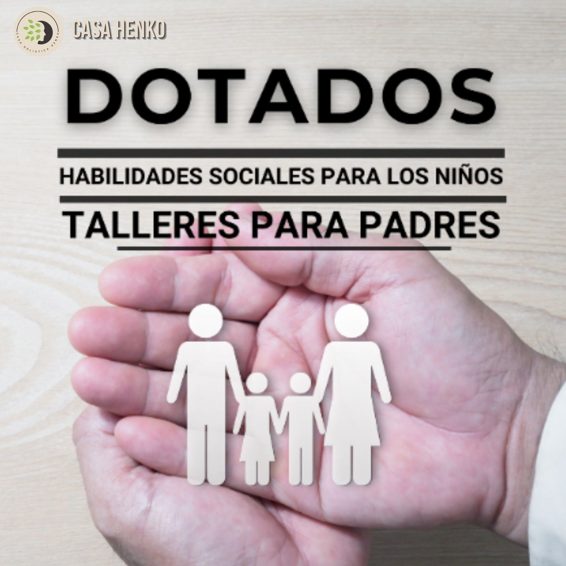 Manos sosteniendo figuras de una familia simbolizando acompañamiento y desarrollo de habilidades sociales en niños.